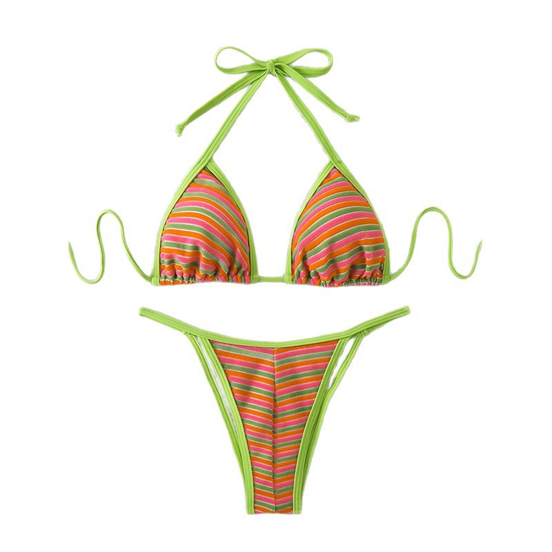 Bekväm dam triangel-bikini, randig design. Perfekt badkläder för sommarsemester, strandmode och poolaktiviteter.