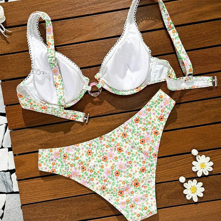Snygg triangel-bikini för dam med lekfullt blommönster. Gul bikini med genomskinliga axelband, idealisk för poolmode.