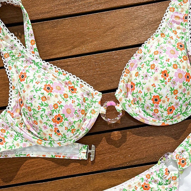 Kvinnlig badkläder: Gul damtriangelbikini med somrigt blommönster. Elastisk och justerbar för bästa passform.
