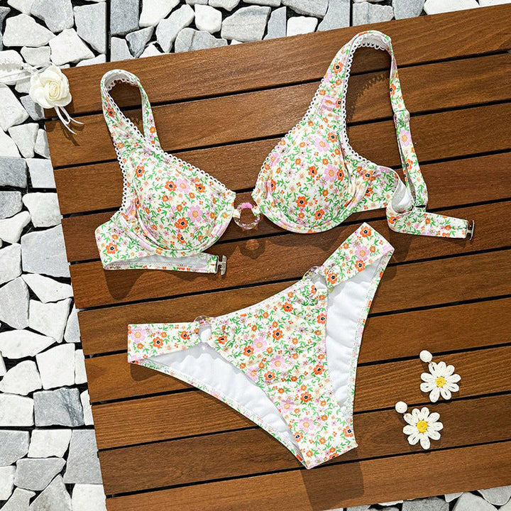 Somrig gul damtriangelbikini med blommigt mönster. Genomskinliga och justerbara remmar för perfekt passform vid vattnet.