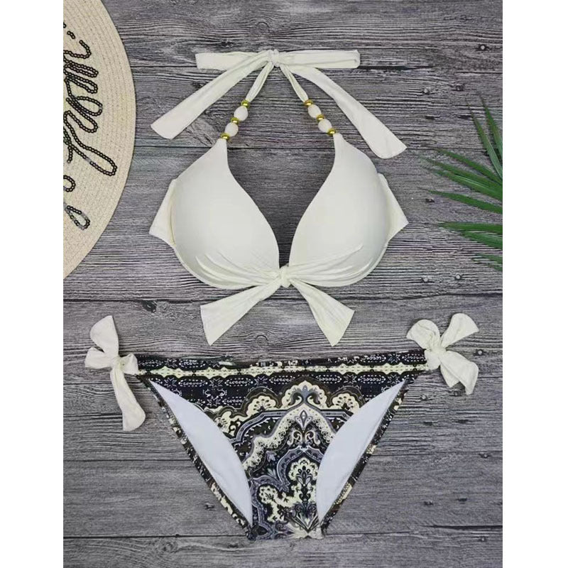Dam triangel-bikini med justerbara band och elegant knutdetalj. Perfekt för sommar och strandmode.
