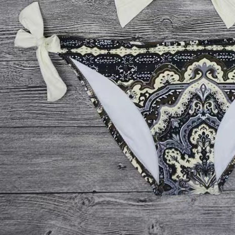 Elegant vit triangelbikini för dam, med justerbara band. Stilrena badkläder för en chic sommarstil.