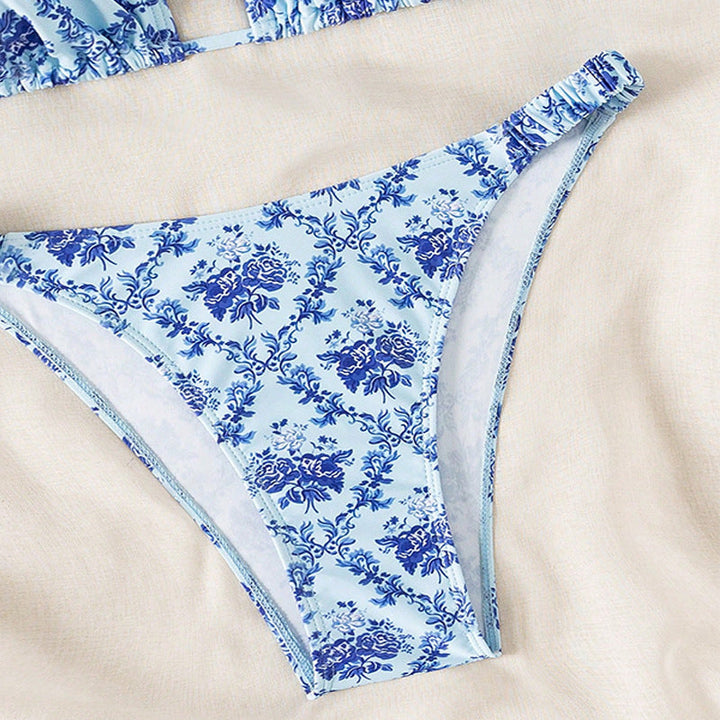 Stilrent dam bikini set med blommigt mönster. Trendig trekantstopp, idealisk för sommarstrand och poolmode.