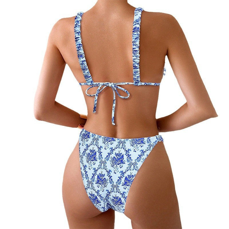 Tvådelad dam bikini med vackert blommönster. Triangeltopp och justerbara band, redo för stranden.