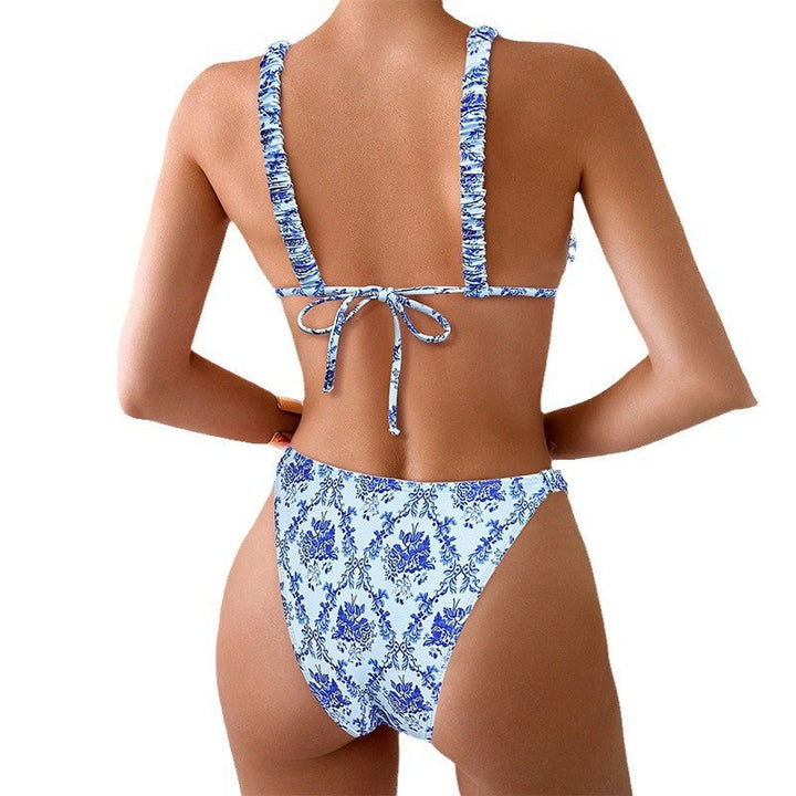 Tvådelad dam bikini med vackert blommönster. Triangeltopp och justerbara band, redo för stranden.