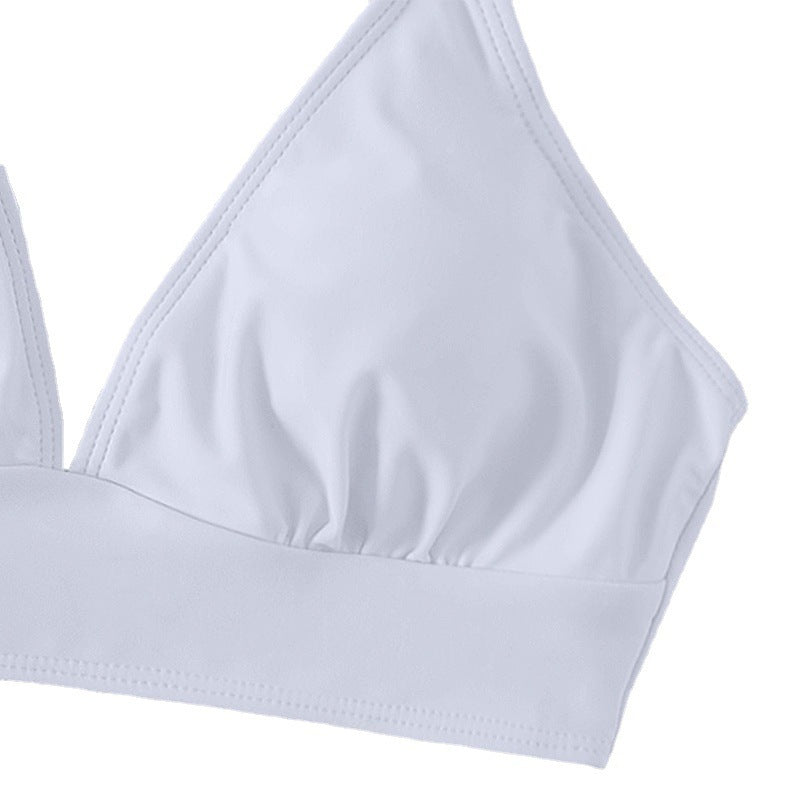 Feminina badkläder: triangeltopp med lekfulla volanger. Perfekt för en chic sommarlook på stranden.