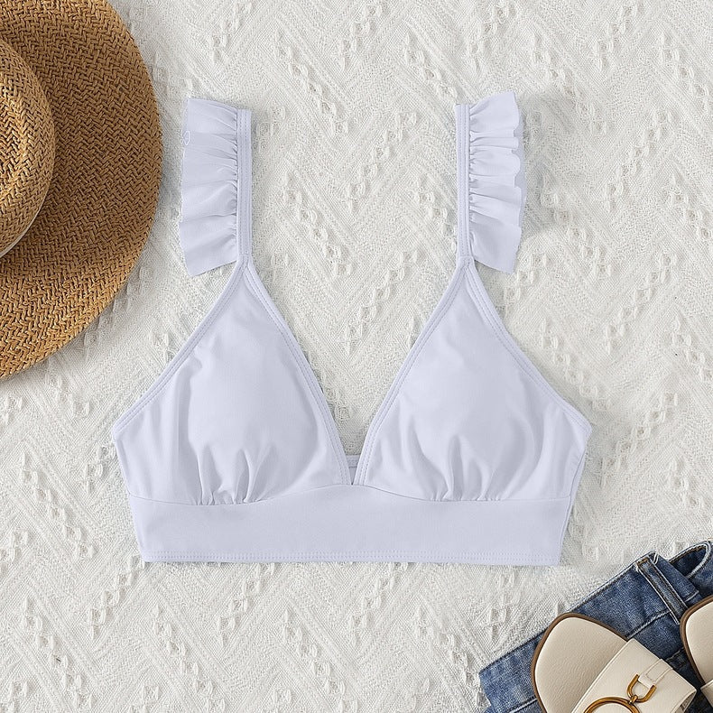 Elegant damtriangelbikini med volangdetaljer. Idealisk för simning och avkoppling vid vattnet.