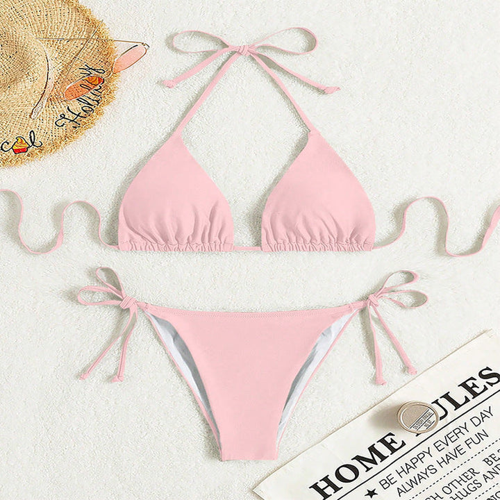 Sommarmode: Dam triangel bikinitopp med justerbara band, en elegant del av badkläder.