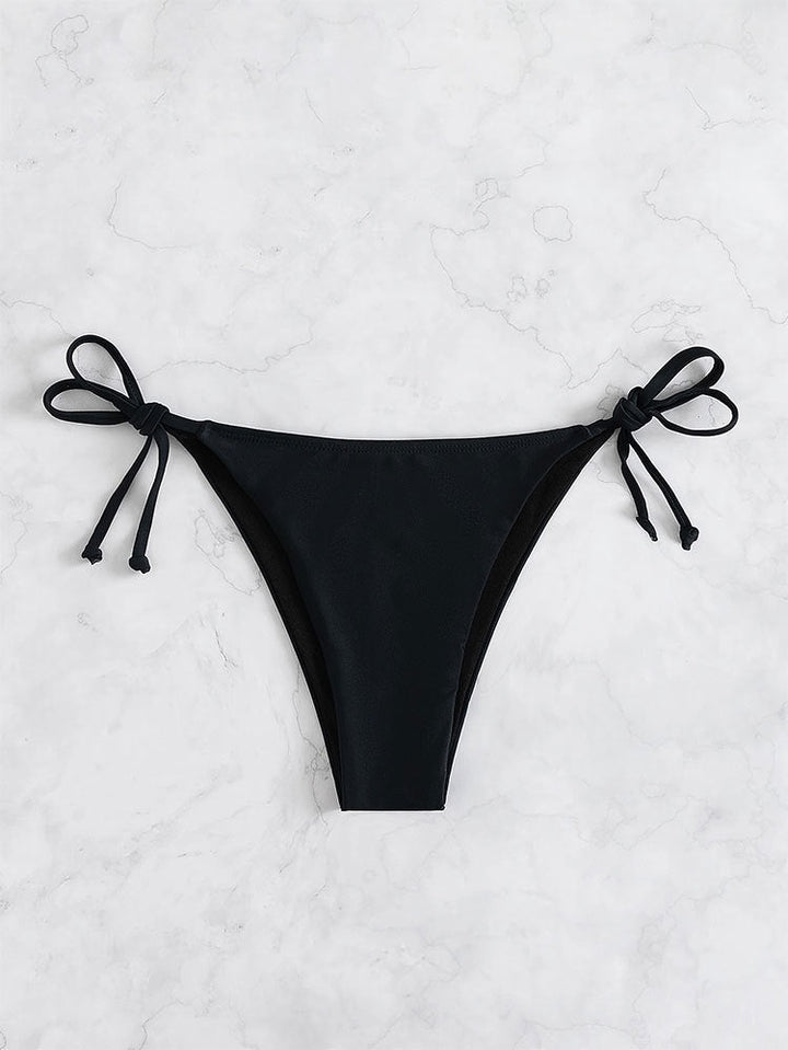 Damers badkläder: Triangeltopp bikini med justerbara band, för en chic och elegant strandlook.