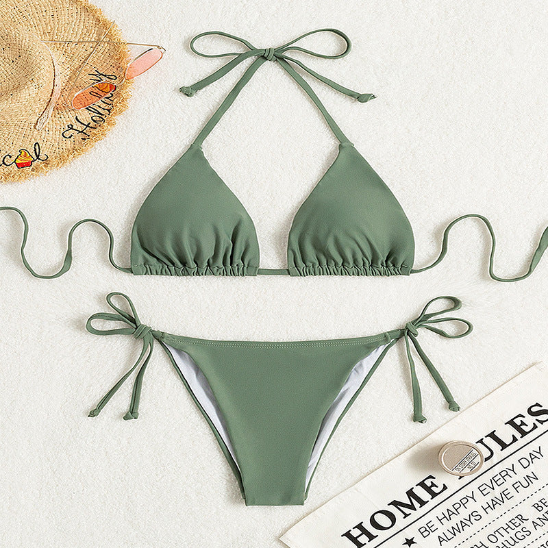 Modern triangeltopp bikini för dam, justerbara band och elegant snitt för badkläder.