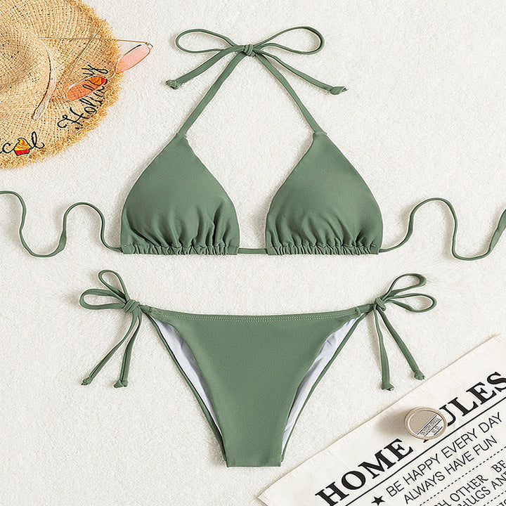 Modern triangeltopp bikini för dam, justerbara band och elegant snitt för badkläder.