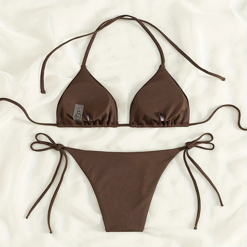 Justerbar brun damtriangelbikini i trendig design, bekväma badkläder för strand och pool.