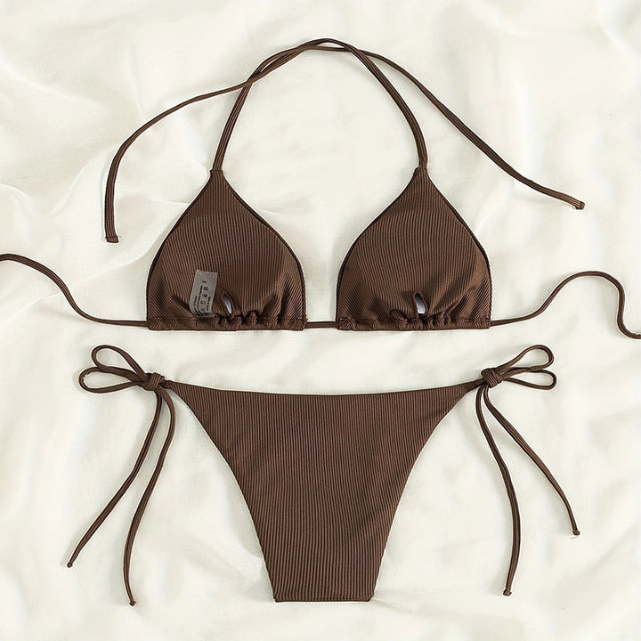 Justerbar brun damtriangelbikini i trendig design, bekväma badkläder för strand och pool.