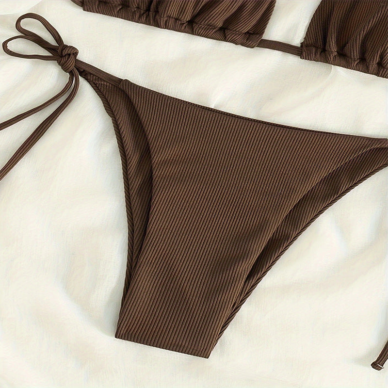 Modern triangelbikini dam i brunt, med justerbara detaljer för en perfekt passform på stranden.