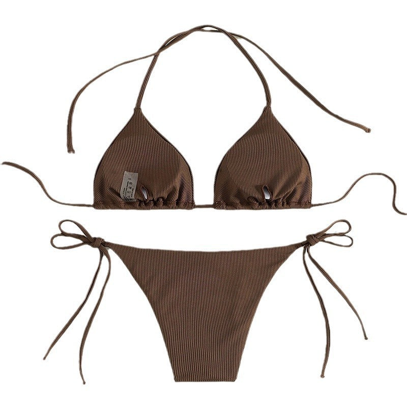Elegant brun damtriangelbikini, idealisk för solbad och simning under varma sommardagar.