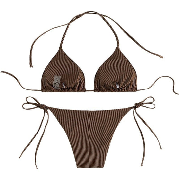 Elegant brun damtriangelbikini, idealisk för solbad och simning under varma sommardagar.