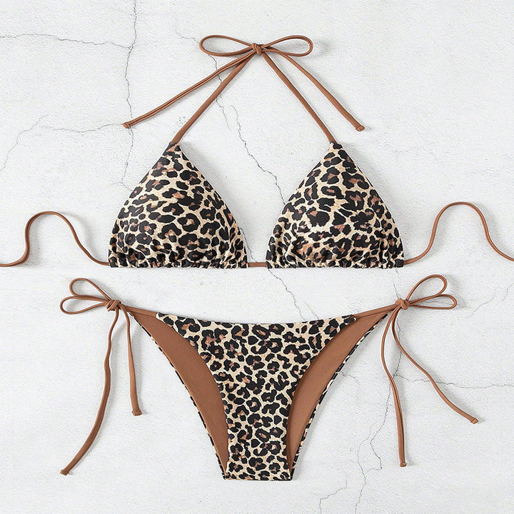 Set med dam triangelbikini i zebraprint. Justerbara knytband gör dessa badkläder redo för stranden.