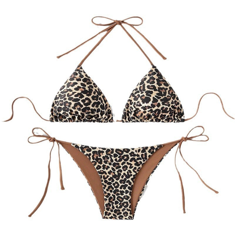 Sommarlook: Dam triangelbikini med djurprint och knytband. Trendiga badkläder för strand och pool.