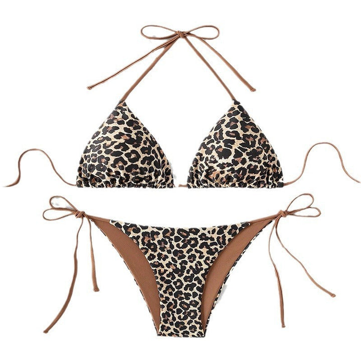Sommarlook: Dam triangelbikini med djurprint och knytband. Trendiga badkläder för strand och pool.