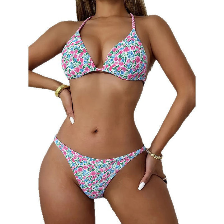 Detaljerad bild av damtriangelbikini, blommigt design. Justerbara axelband, sommar badkläder.