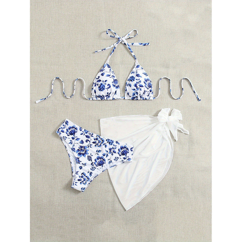 Dam triangelbikini med blommigt mönster och matchande sarong för en komplett strandlook. Elegant badkläder.