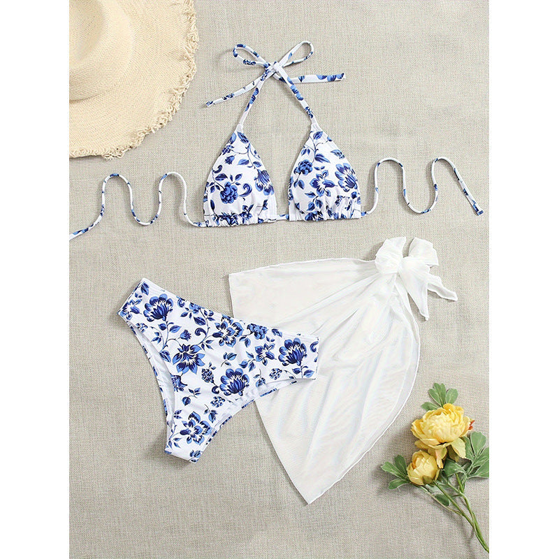 Dam triangelbikini med högmidjad underdel i blommigt mönster. Modernt strandmode för sommarens soliga dagar.
