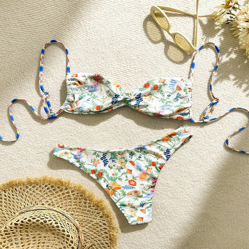 Bekväm dam bikini med blommigt mönster och justerbara band, idealisk för pool och strand under sommaren.