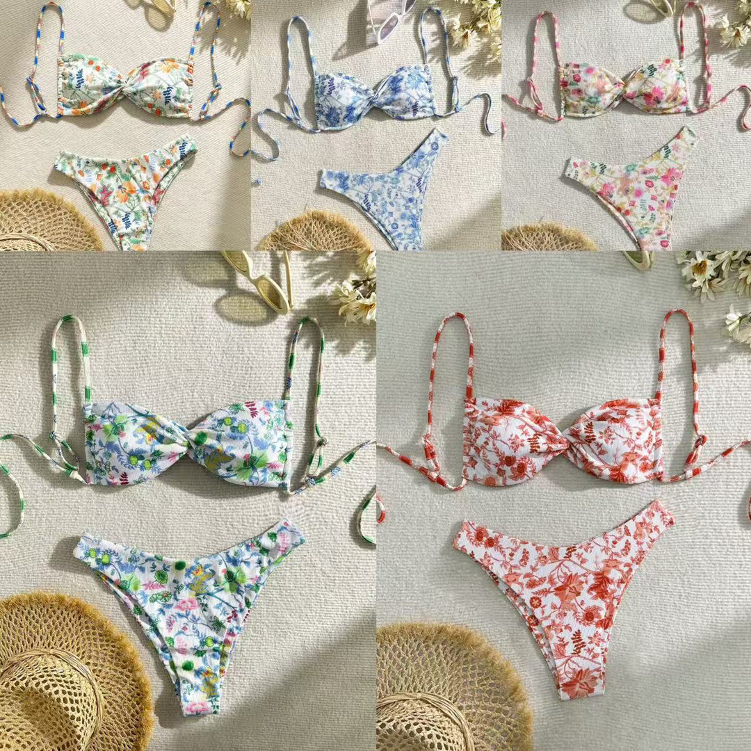 Färgglad dam triangelbikini med justerbara axelband och unikt blommönster, ett måste för strandmode.