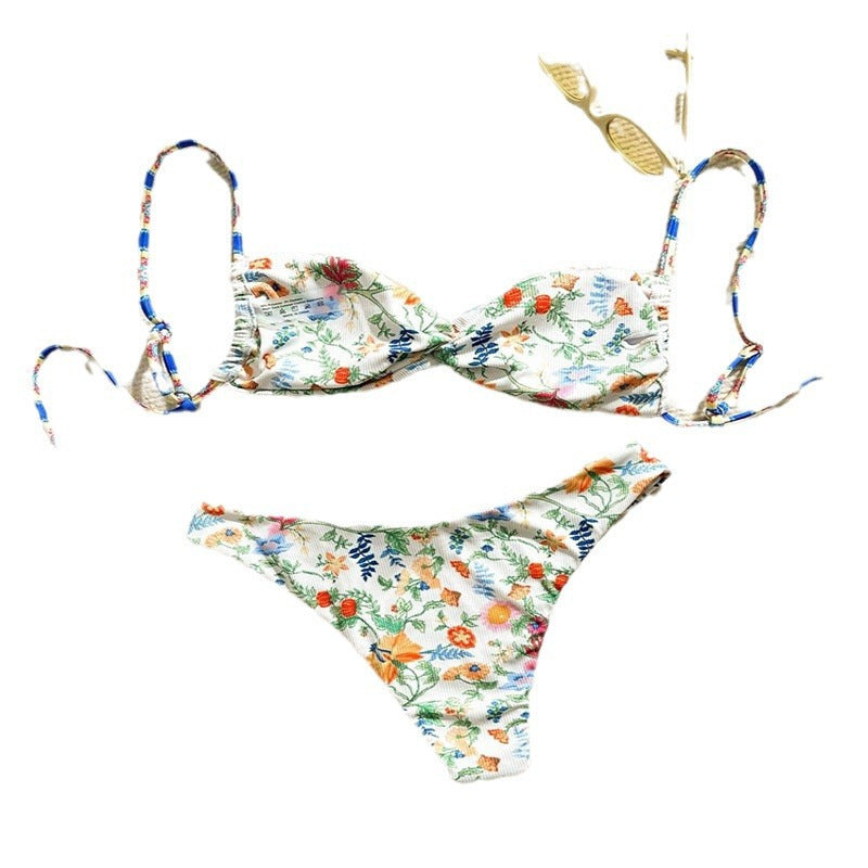 Somrig dam bikini med levande blommönster, justerbara detaljer, perfekt för soliga dagar vid poolen.