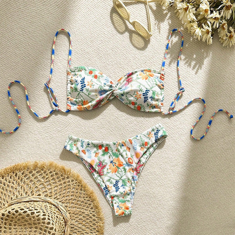 Elegant triangelbikini för dam med blommigt tryck och justerbara axelband, stilrent badklädesval.