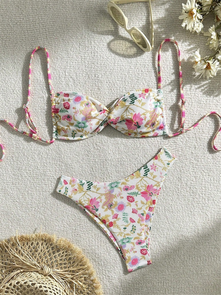 Dam badkläder: triangelbikini med blommönster, justerbara för simning och solbad på stranden.