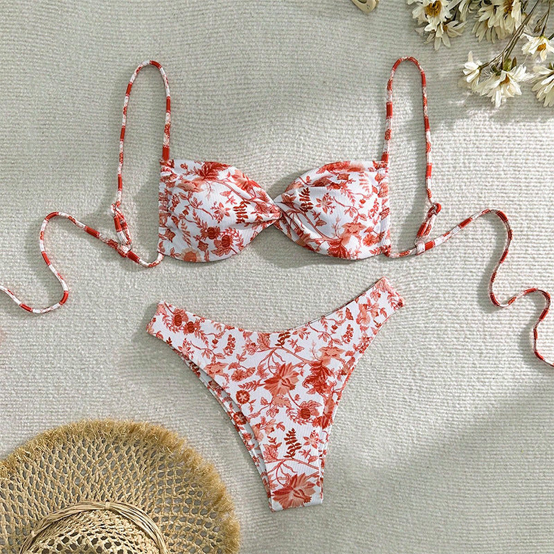 Färggrann dam triangelbikini med blommig design, justerbara band för en chic sommarlook på stranden.