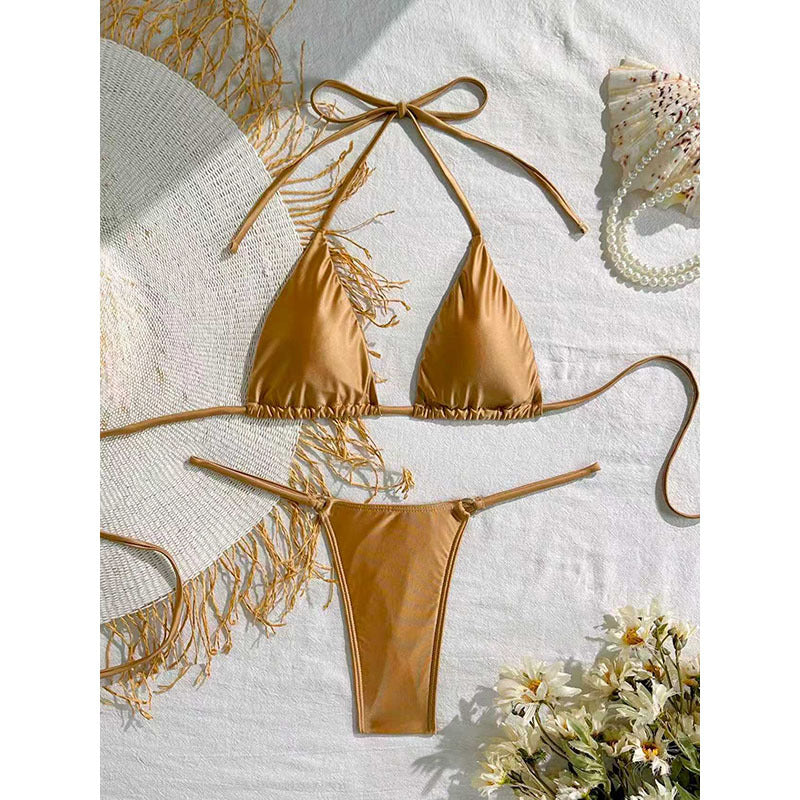 Dam triangelbikini med fransar och högskuren passform, perfekt för sommarstil och strandmode.