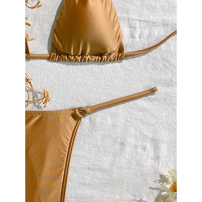 Elegant bronsfärgad fransbikini, högskuren design, idealisk för eleganta badkläder på stranden.