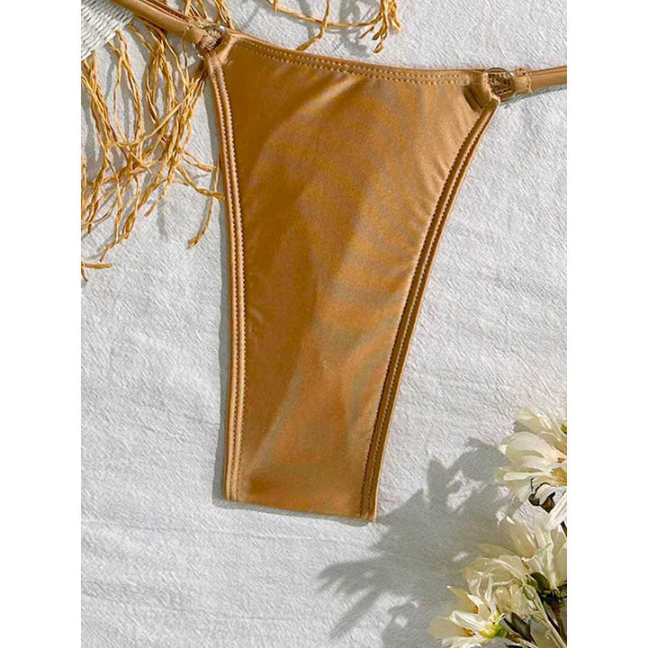 Trendig högskuren fransbikini i brons för en smickrande silhuett och chic sommarstil.