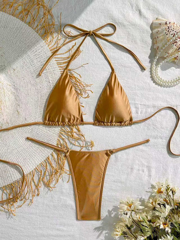 Modern damtriangelbikini med eleganta fransar, en högskuren baddräkt för en snygg strandlook.