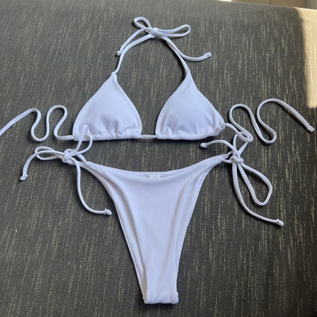 Modern dam triangelbikini för sommar, justerbara band & underdel med knutar. Stilrena badkläder för trendmedvetna.