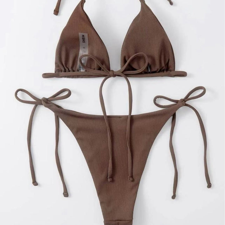 Justerbar triangelbikini för dam, snabbtorkande material. Perfekt för soliga dagar vid poolen eller stranden.