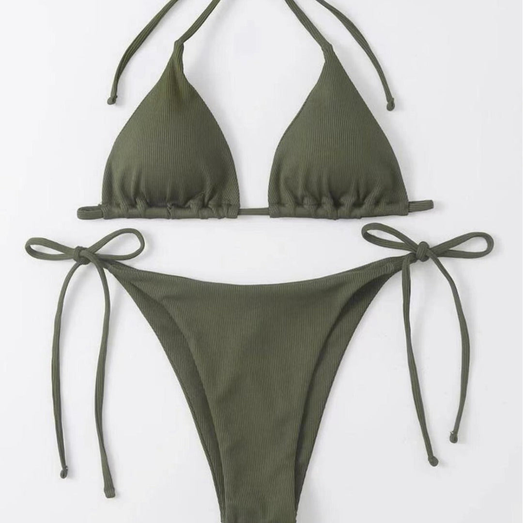 Elegant triangelbikini överdel för dam med justerbara axelband. Bekväma badkläder för sommar och sol.