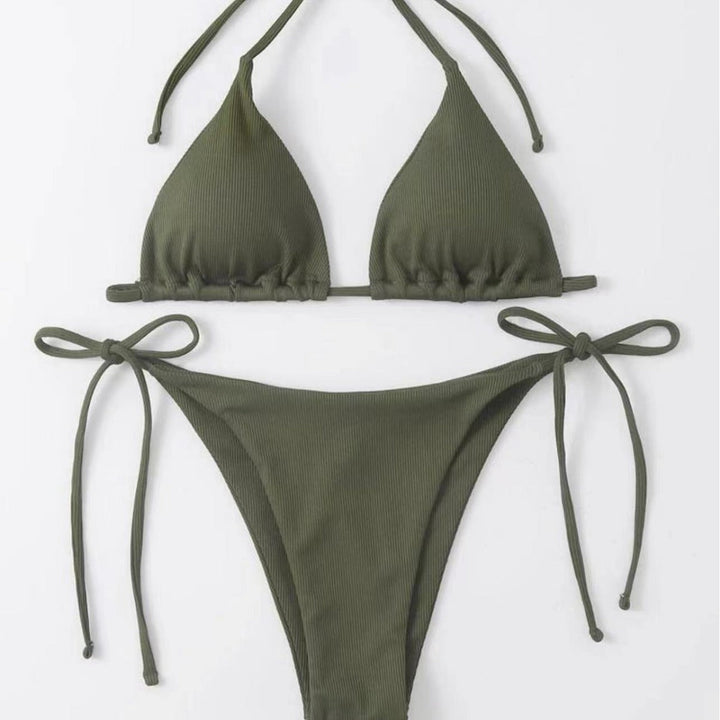 Elegant triangelbikini överdel för dam med justerbara axelband. Bekväma badkläder för sommar och sol.
