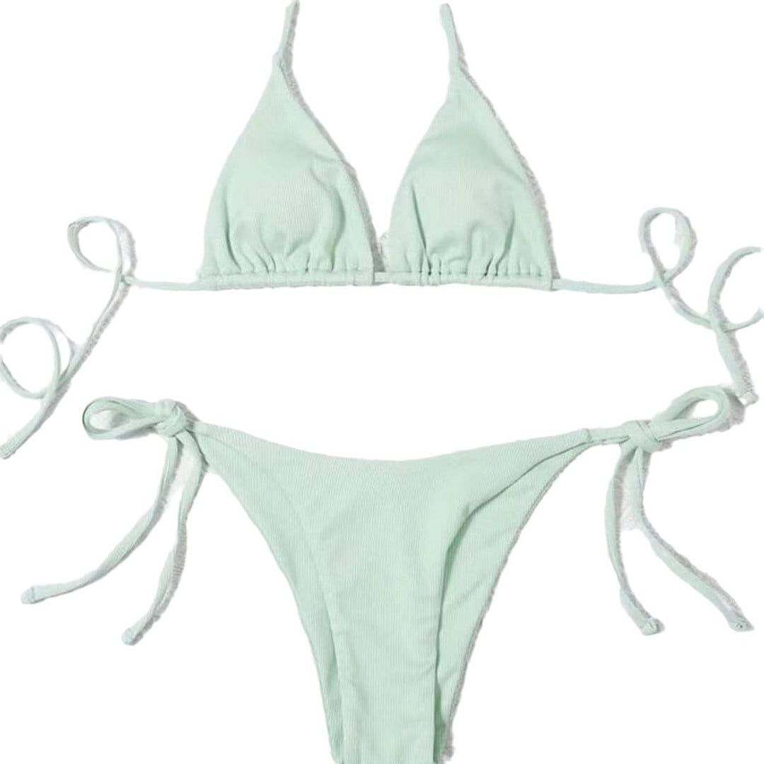 Dam bikini underdel med sidoknutar, matchande triangelbikini. Snabbtorkande strandmode för badsäsongen.