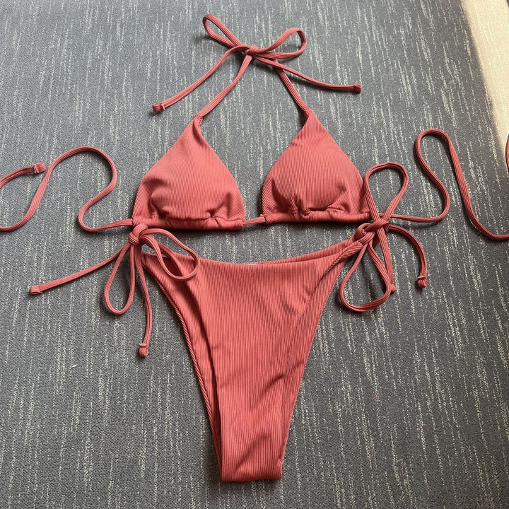 Trendig dam triangelbikini, justerbara band och sidoknutar. Idealiska badkläder för sommar & avkoppling.