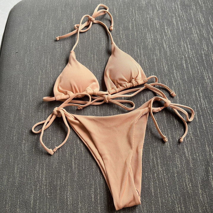 Bekväm dam triangelbikini set med justerbara knytband. Ett måste för badkläder under sommaren.