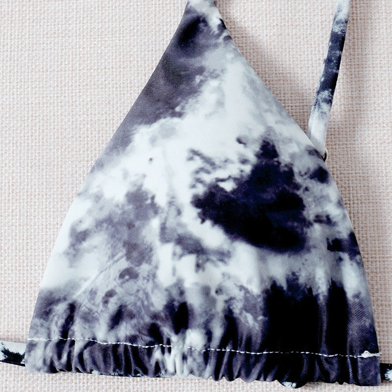 Justerbar dam triangelbikini med elegant rynkad topp. Perfekta badkläder för en bekväm strandmode.