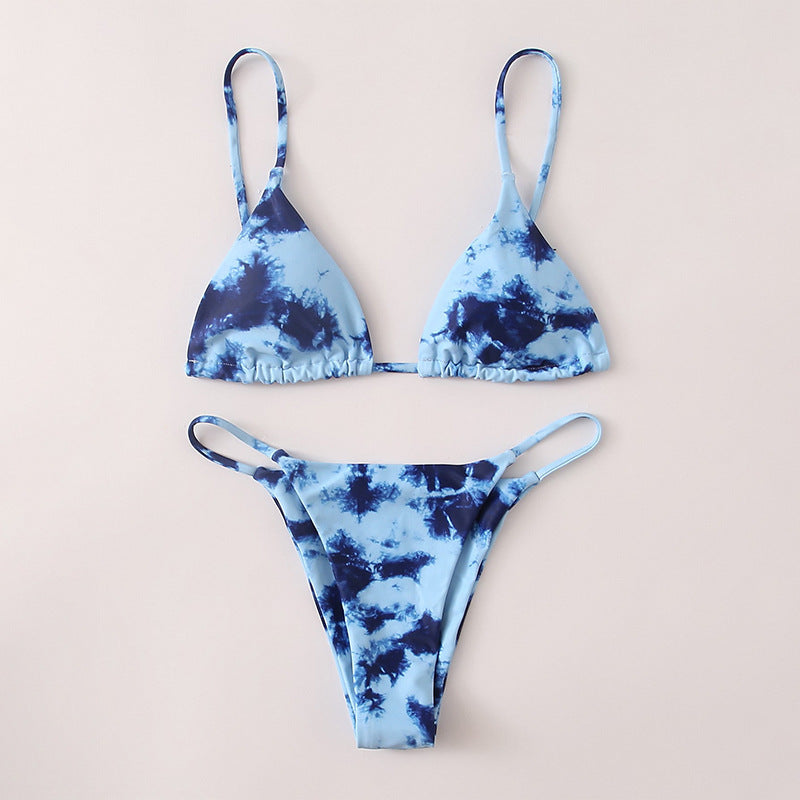 Elegant triangelbikini för dam med justerbara band & smickrande rynkor. Strandmode med UV-skydd.