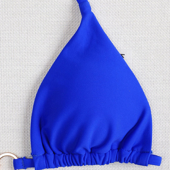 Stilren dam triangelbikini, bekväm och snabbtorkande med fin knut och guldaccent. Lyxigt strandmode.