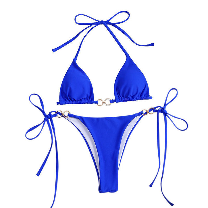 Dam triangelbikini med knut och guldaccent, sommarstil. Bekväma, stilrena badkläder. Lyxig strandlook.