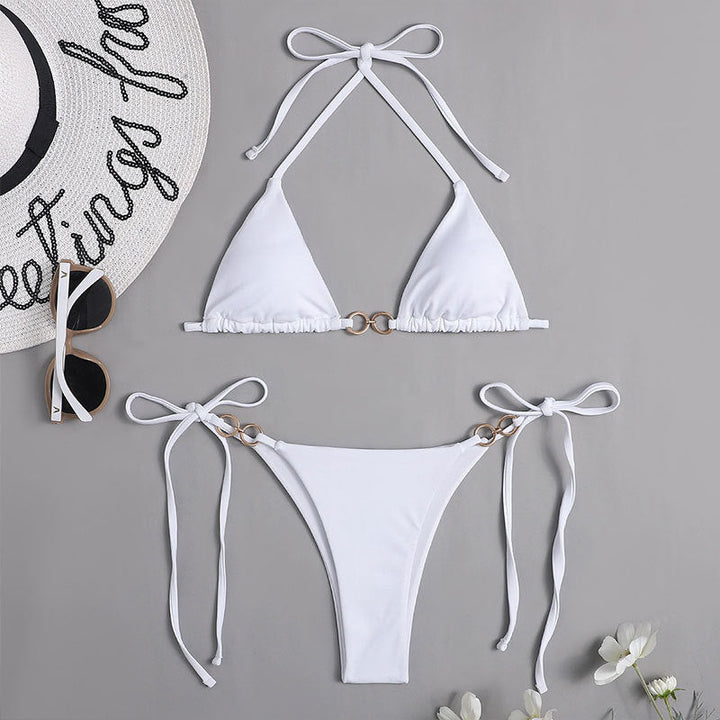 Elegant triangelbikini för dam med chic knutdetalj och lyxig guldaccent. Stilrena badkläder för sommar.
