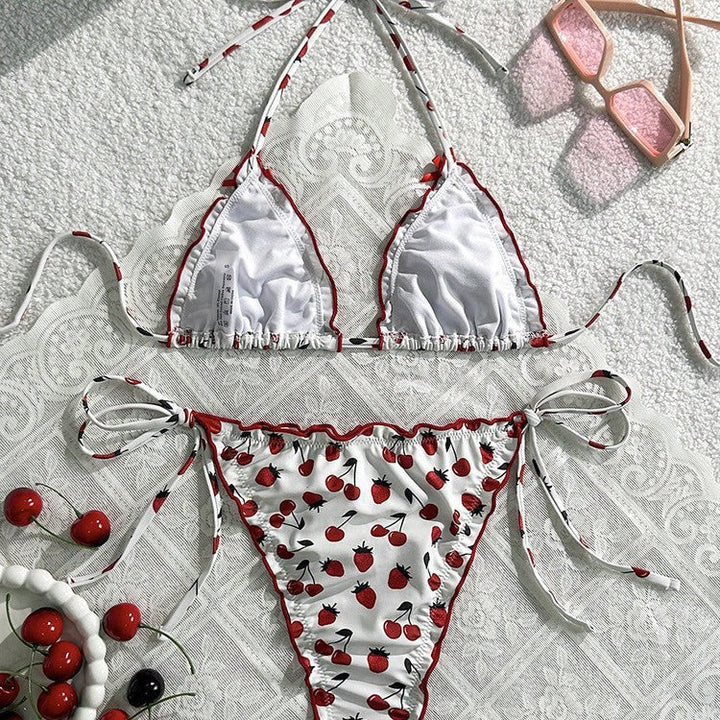 Lekfull dam triangelbikini med exotiskt fruktmönster. Bekväma och stilrena badkläder för kvinnor.