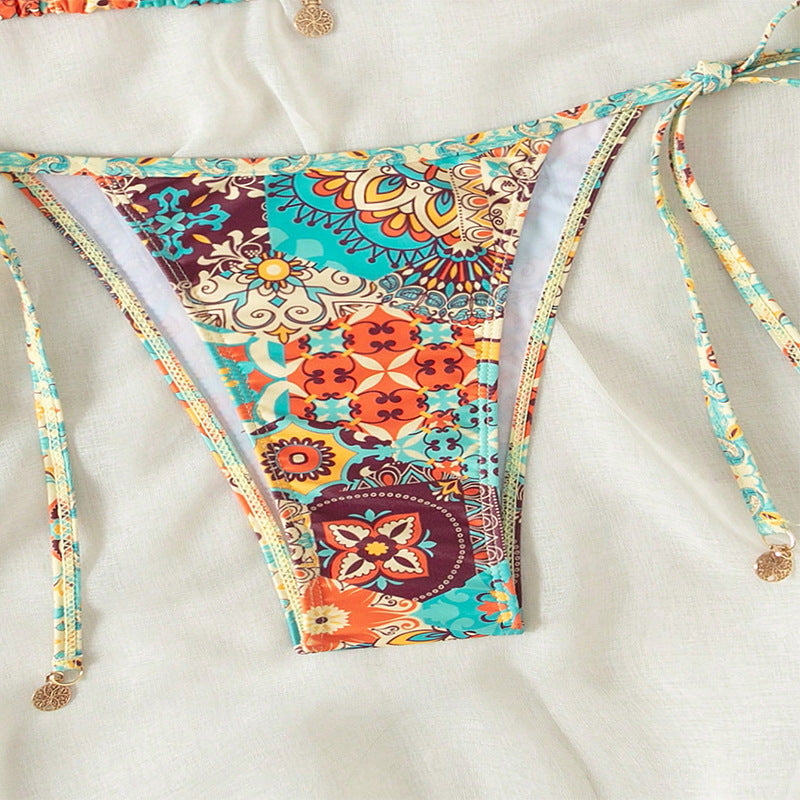 Lekfullt mönstrad damtriangelbikini med smickrande design. Justerbara band för en bekväm passform.